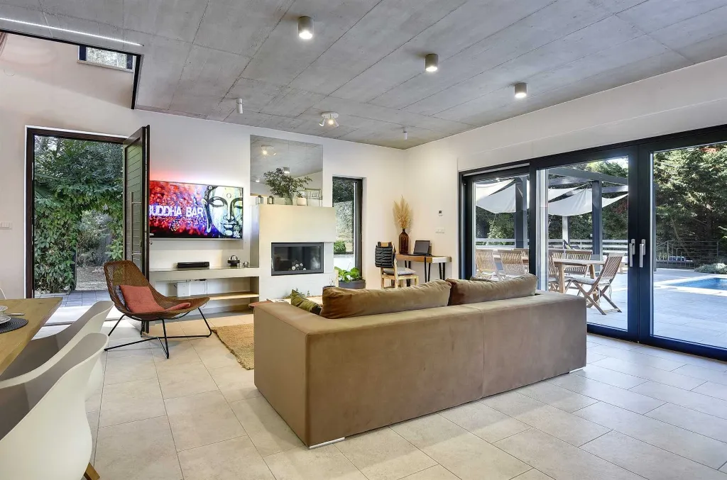 Modern Villa with Pool in Banjole (Up to 8 Guests)