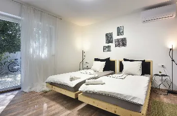 Modern Villa with Pool in Banjole (Up to 8 Guests)