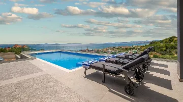 Air-Conditioned Villa with Sea View in Podstrana