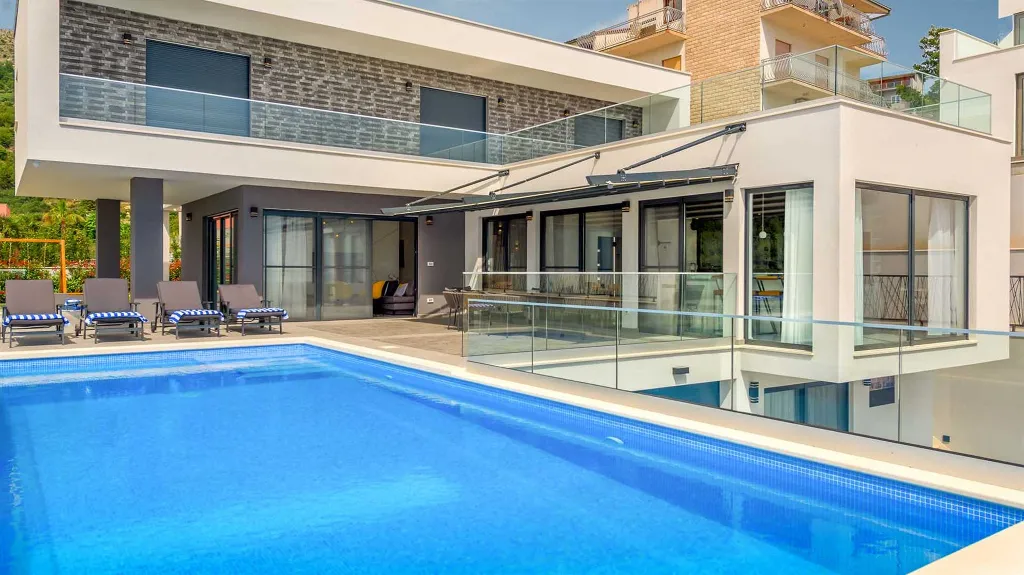 Air-Conditioned Villa with Sea View in Podstrana