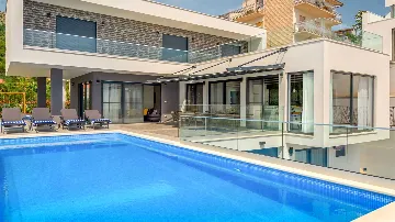 Air-Conditioned Villa with Sea View in Podstrana