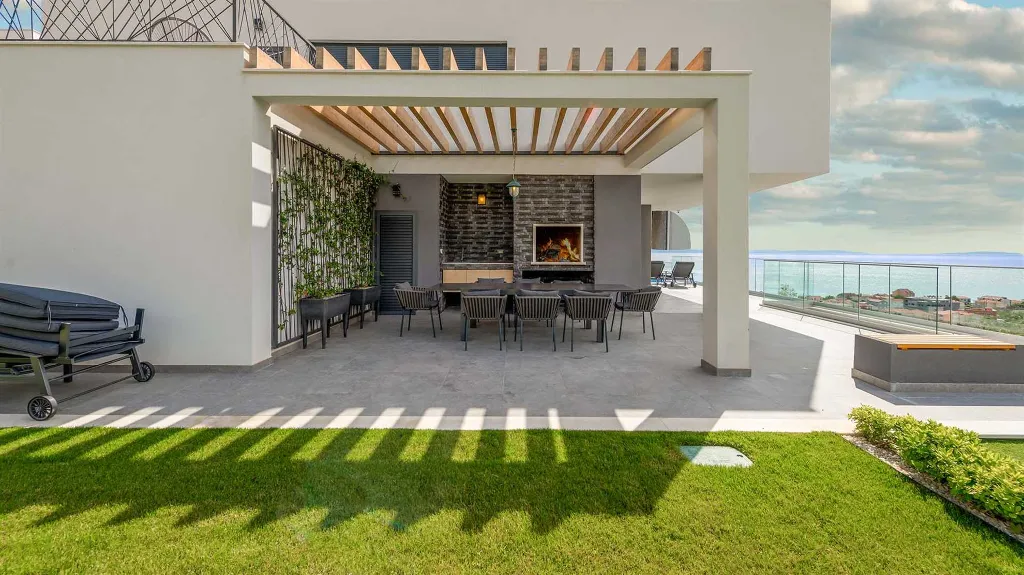 Air-Conditioned Villa with Sea View in Podstrana