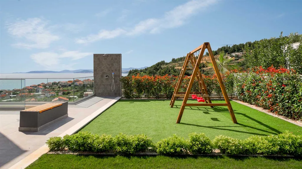 Air-Conditioned Villa with Sea View in Podstrana
