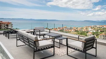 Air-Conditioned Villa with Sea View in Podstrana