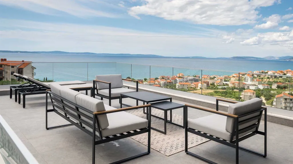 Air-Conditioned Villa with Sea View in Podstrana