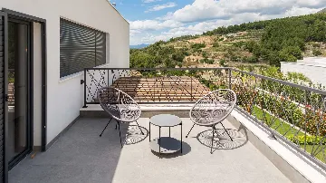 Air-Conditioned Villa with Sea View in Podstrana