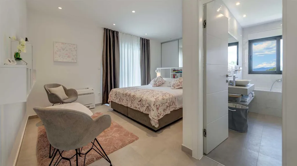 Air-Conditioned Villa with Sea View in Podstrana