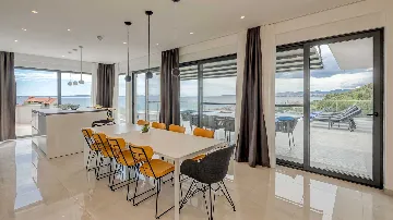 Air-Conditioned Villa with Sea View in Podstrana