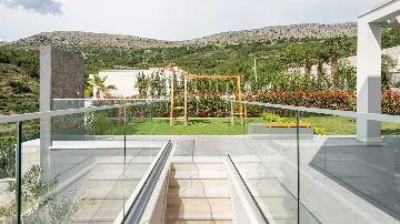 Air-Conditioned Villa with Sea View in Podstrana