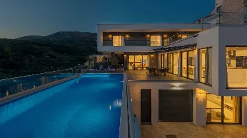 Air-Conditioned Villa with Sea View in Podstrana