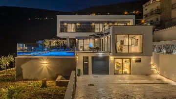 Air-Conditioned Villa with Sea View in Podstrana