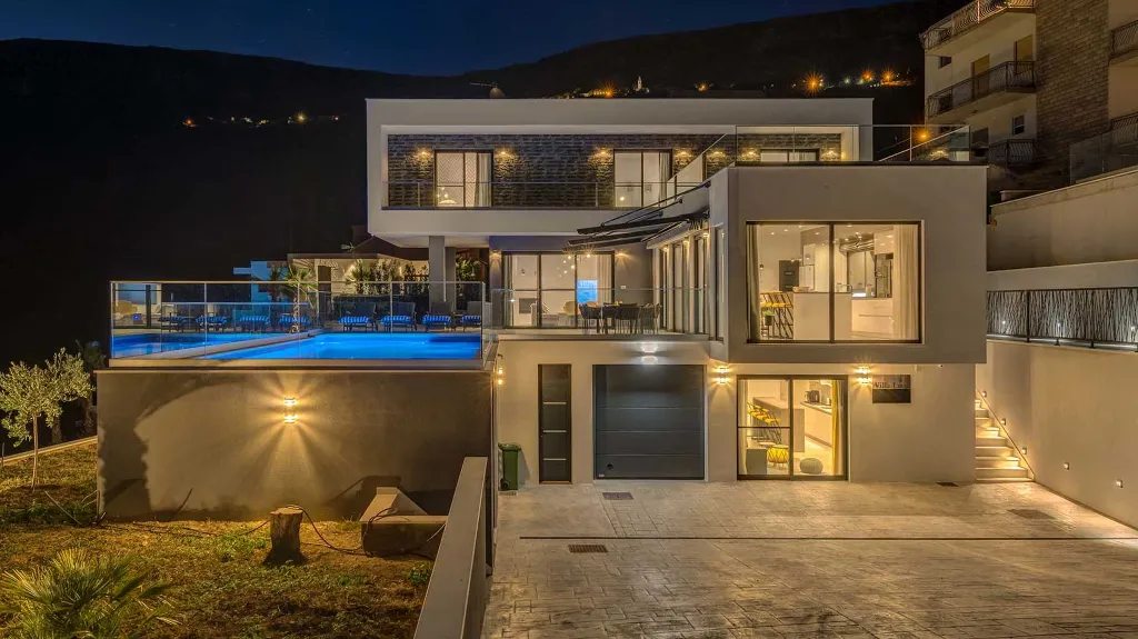 Air-Conditioned Villa with Sea View in Podstrana