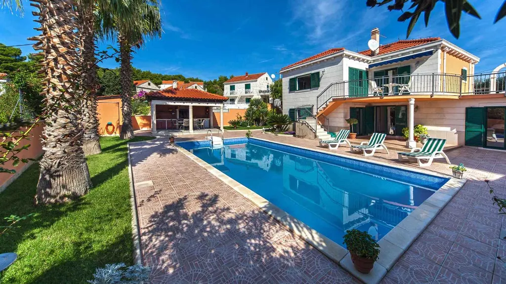Family Villa in Sumartin for Up to 8 Guests