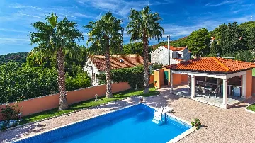 Family Villa in Sumartin for Up to 8 Guests