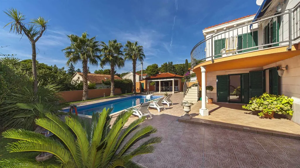 Family Villa in Sumartin for Up to 8 Guests