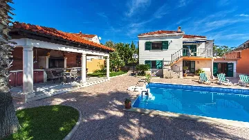 Family Villa in Sumartin for Up to 8 Guests