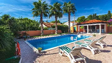 Family Villa in Sumartin for Up to 8 Guests