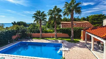 Family Villa in Sumartin for Up to 8 Guests