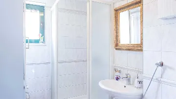 Family Villa in Sumartin for Up to 8 Guests