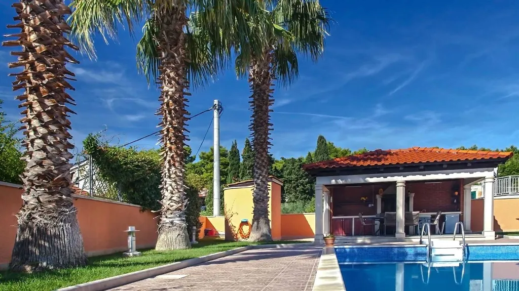 Family Villa in Sumartin for Up to 8 Guests