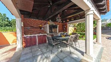 Family Villa in Sumartin for Up to 8 Guests