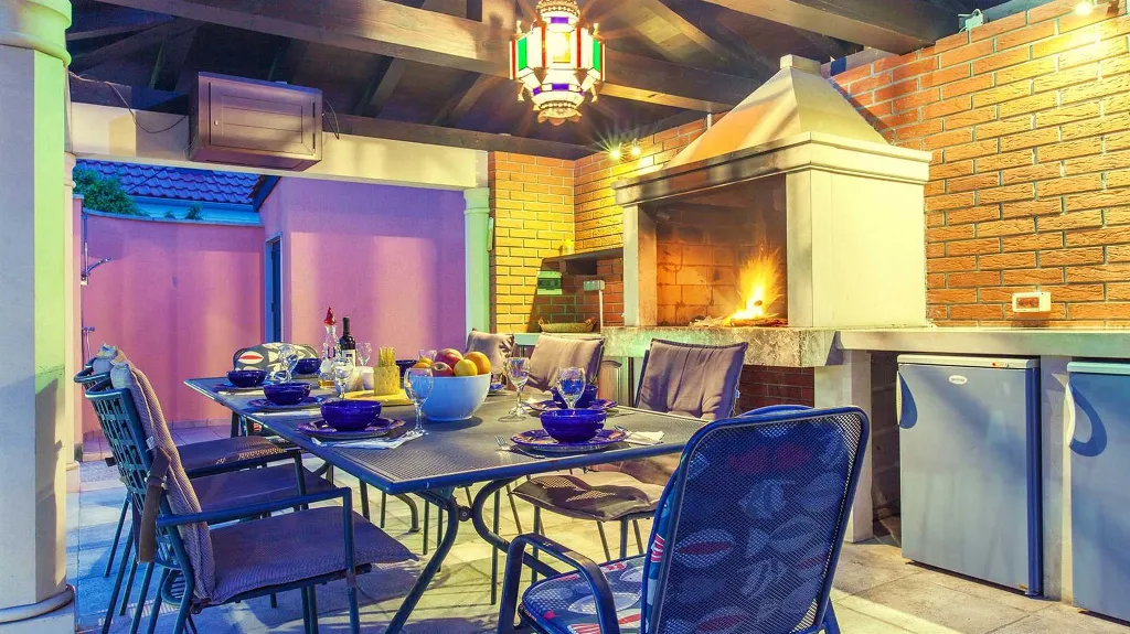 Family Villa in Sumartin for Up to 8 Guests