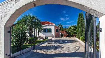 Family Villa in Sumartin for Up to 8 Guests