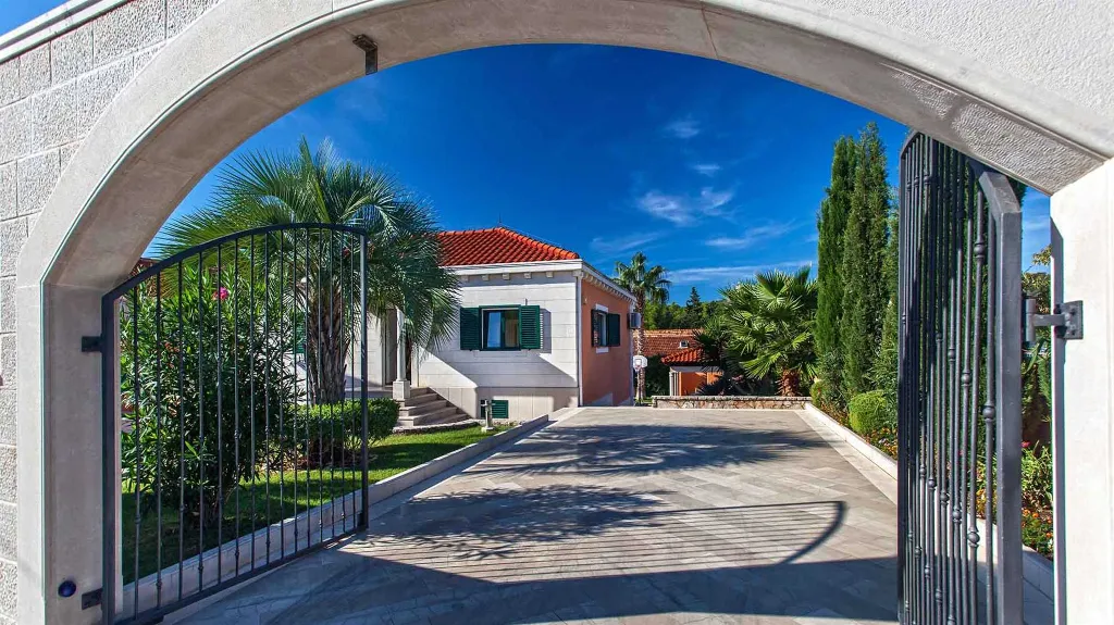 Family Villa in Sumartin for Up to 8 Guests