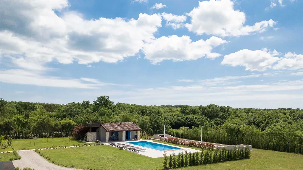 Villa in Čabrunići with Pool and 4 Bedrooms