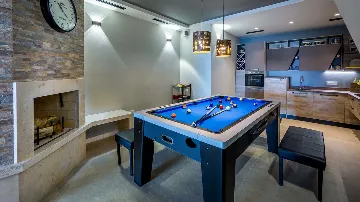 4-Bedroom Villa with Infinity Pool in Ičići