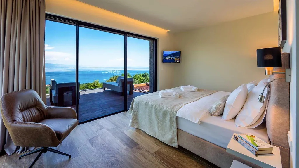 4-Bedroom Villa with Infinity Pool in Ičići
