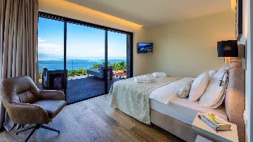 4-Bedroom Villa with Infinity Pool in Ičići