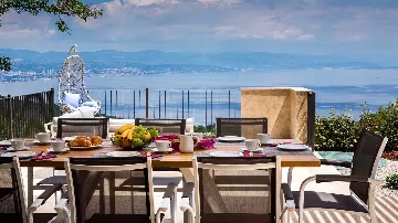 4-Bedroom Villa with Infinity Pool in Ičići