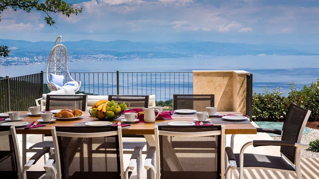 4-Bedroom Villa with Infinity Pool in Ičići