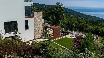 4-Bedroom Villa with Infinity Pool in Ičići