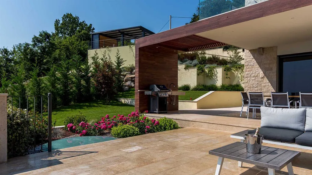 4-Bedroom Villa with Infinity Pool in Ičići