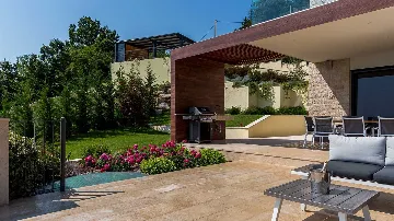 4-Bedroom Villa with Infinity Pool in Ičići