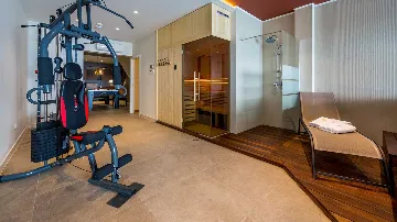 4-Bedroom Villa with Infinity Pool in Ičići