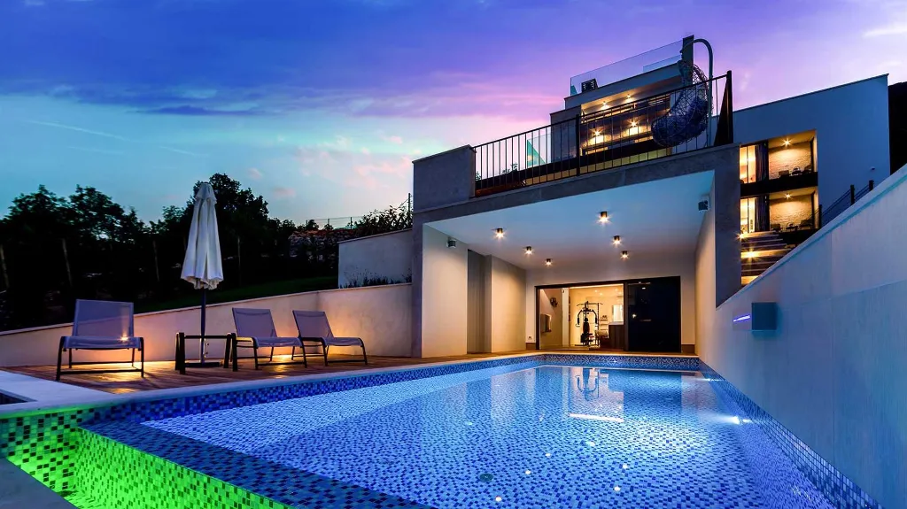 4-Bedroom Villa with Infinity Pool in Ičići