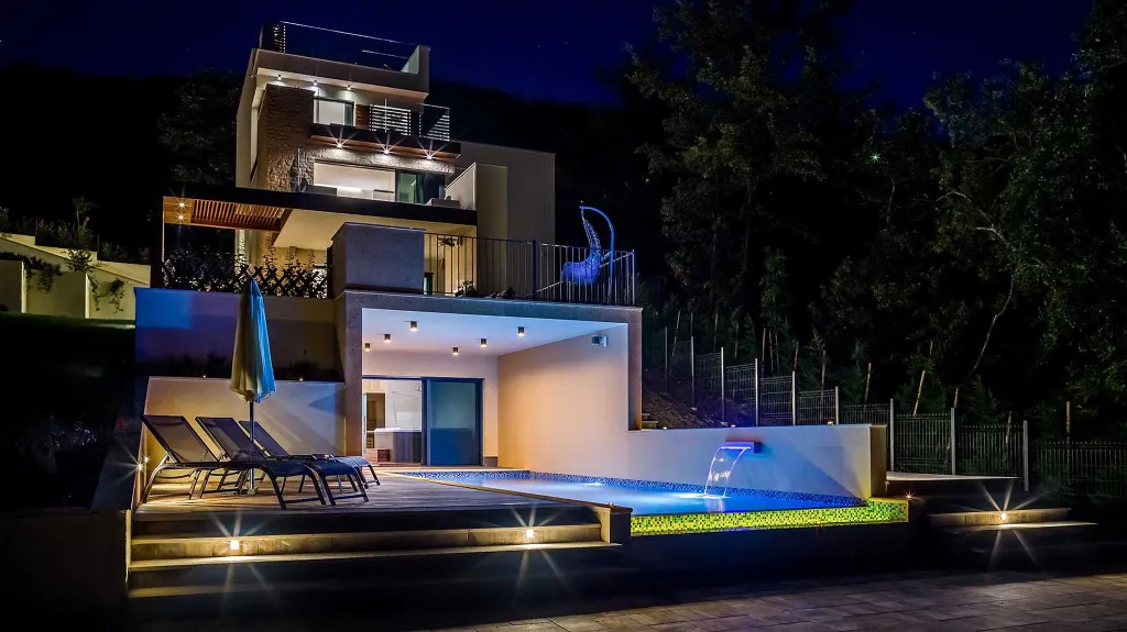 4-Bedroom Villa with Infinity Pool in Ičići
