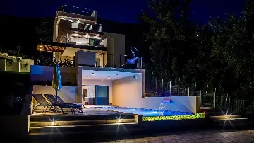 4-Bedroom Villa with Infinity Pool in Ičići