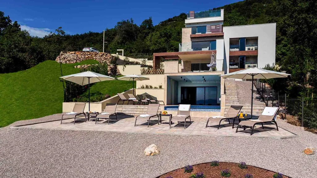 4-Bedroom Villa with Infinity Pool in Ičići