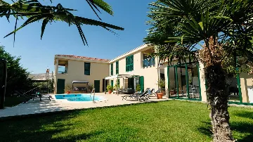 Pool Villa in Trogir’s Plano for Up to 9 Guests