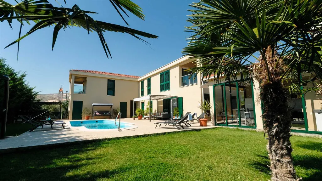 Pool Villa in Trogir’s Plano for Up to 9 Guests