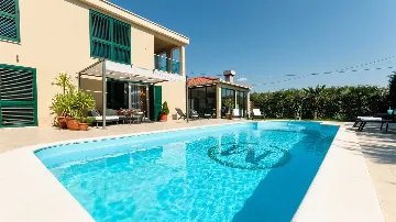 Pool Villa in Trogir’s Plano for Up to 9 Guests
