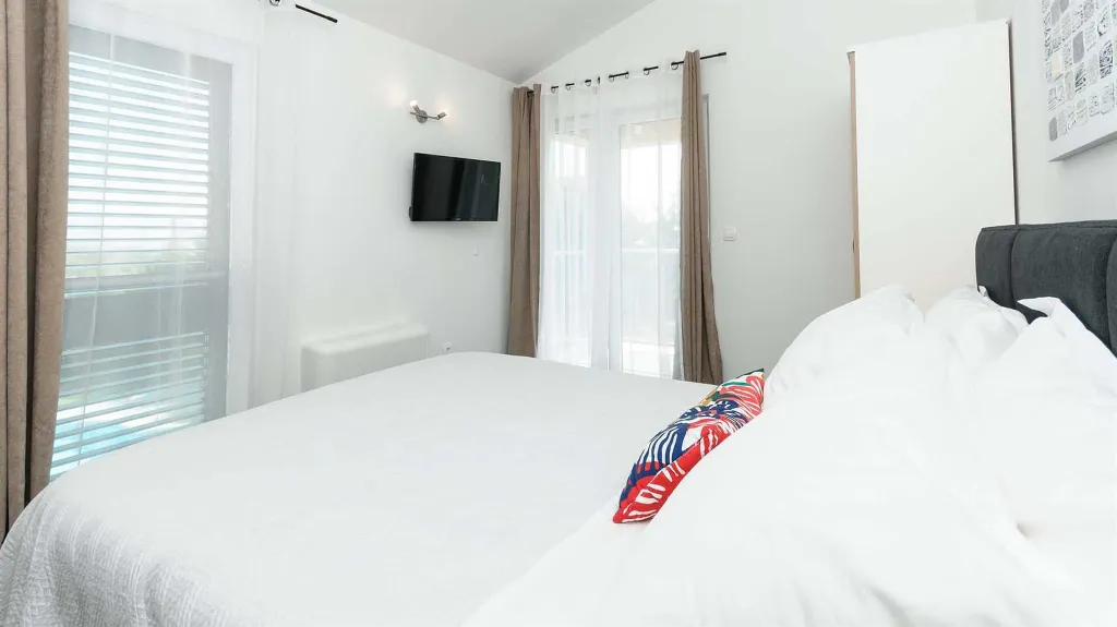 Pool Villa in Trogir’s Plano for Up to 9 Guests