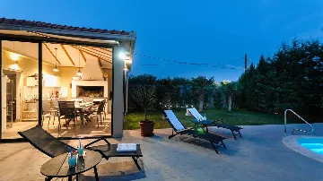 Pool Villa in Trogir’s Plano for Up to 9 Guests