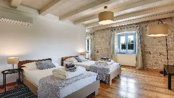 Heritage Stone Villa with Pool in Tinjan