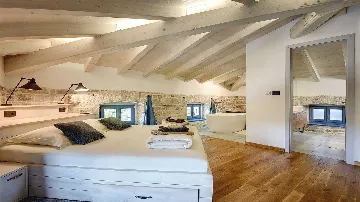 Heritage Stone Villa with Pool in Tinjan