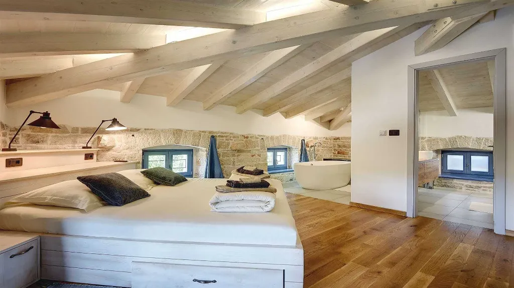 Heritage Stone Villa with Pool in Tinjan